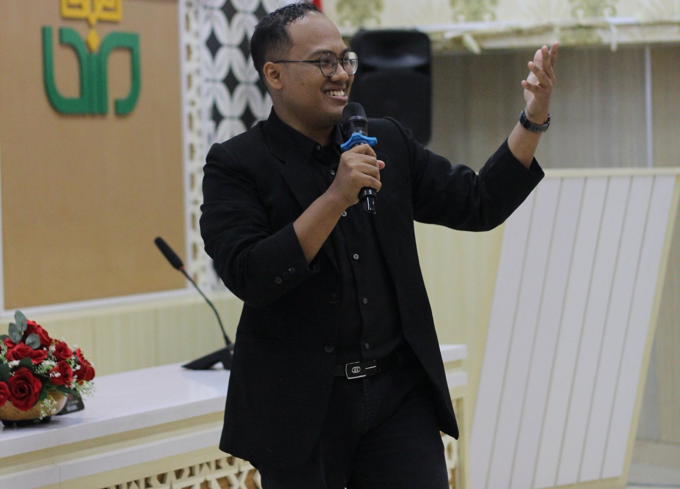 Haekal Adha Al-Giffari delivering an AI training session